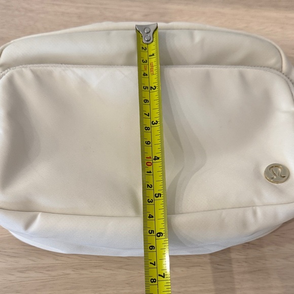 lululemon athletica Ivory Everywhere Crossbody 3L Bag - Picture 8 of 10